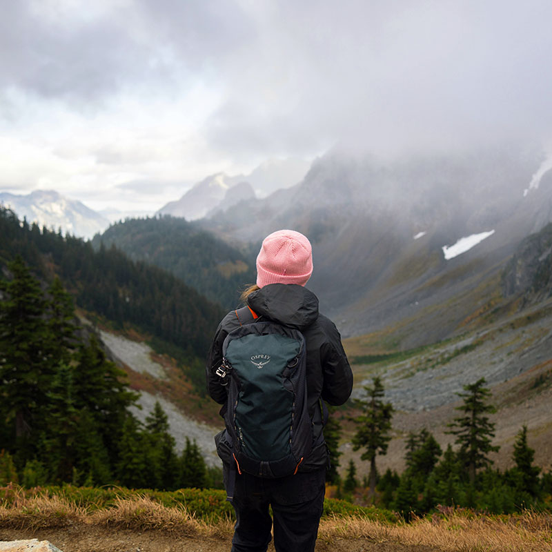 woman hiking in the north cascade mountains
